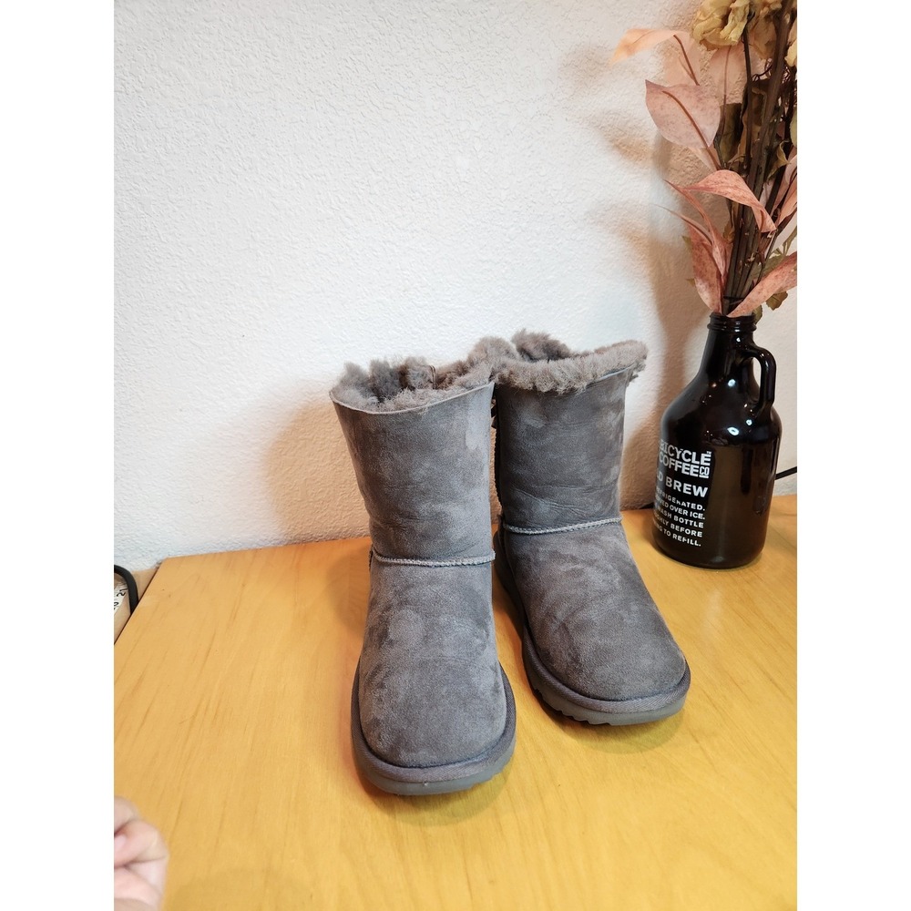 UGG Gray Suede Short Boots Women's US‎ 5 Shearling Lined Bow Back